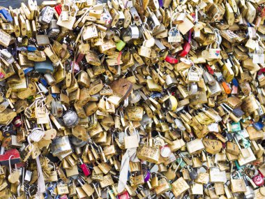 paris köprü sembolü dostluk ve romantizm aşk kilitleri