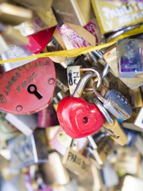 paris köprü sembolü dostluk ve romantizm aşk kilitleri