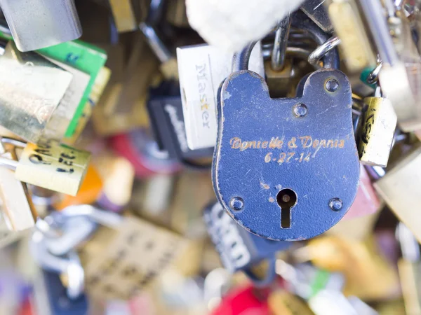 Tausende Schlösser liebevoller Paare symbolisieren die Liebe für immer. — Stockfoto