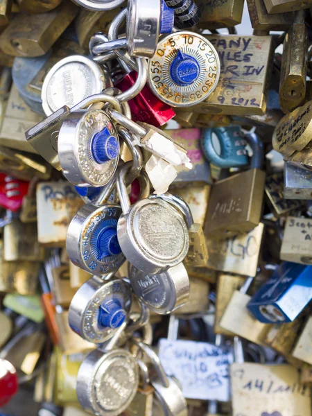 Liebesschlösser in Pariser Brücke Symbol für Freundschaft und Romantik — Stockfoto