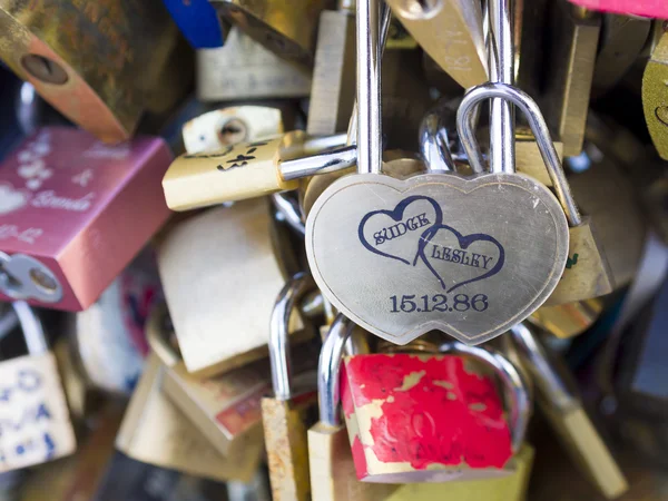 Love locks in Paris bridge symbol of friendship and romance — Stock Photo, Image