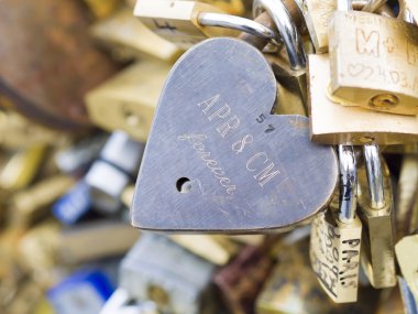 paris köprü sembolü dostluk ve romantizm aşk kilitleri