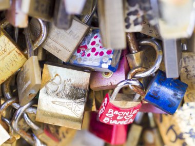 paris köprü sembolü dostluk ve romantizm aşk kilitleri