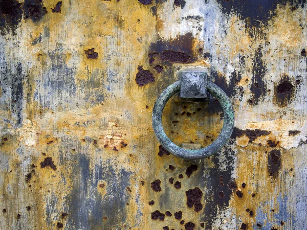 Pusztuló ajtó a párizsi temetőben — Stock Fotó