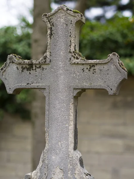 Vieille pierre tombale sans nom dans le cimetière — Photo