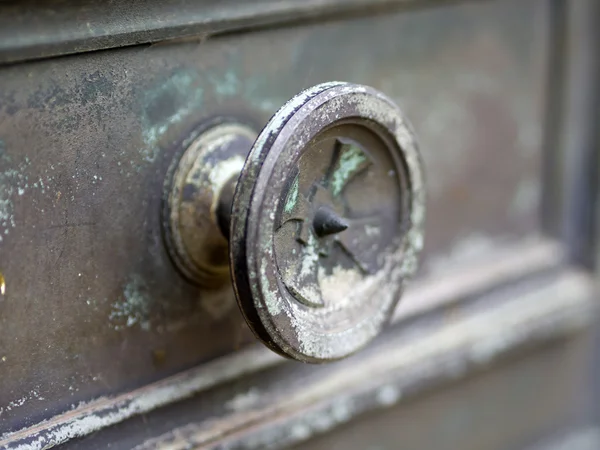 Puerta en descomposición en el cementerio de París — Foto de Stock