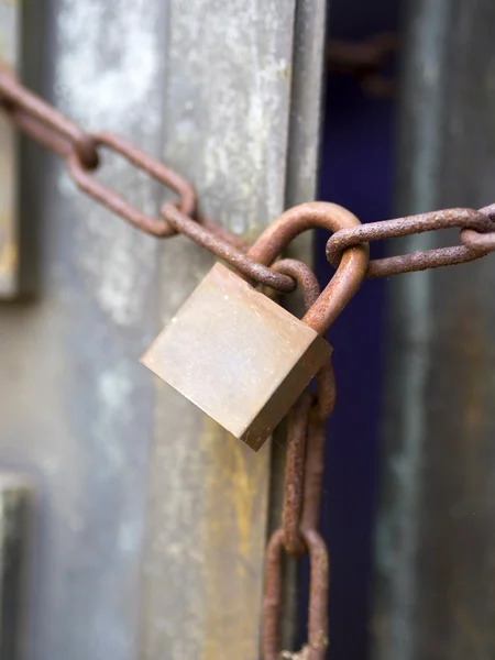 Porta decadente no Cemitério em Paris — Fotografia de Stock