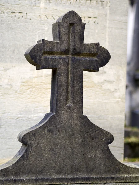 Vieille pierre tombale sans nom dans le cimetière — Photo