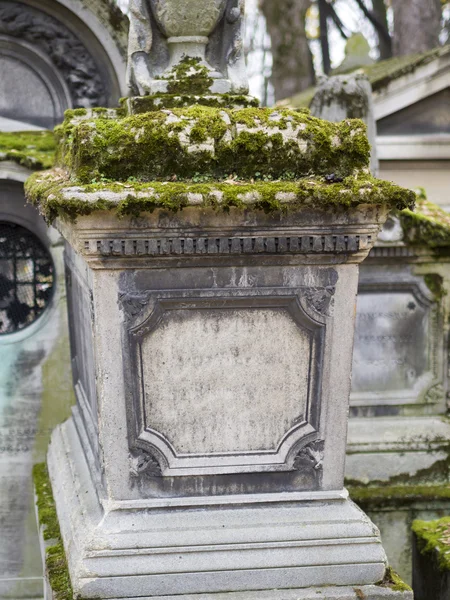 Alter namenloser Grabstein auf Friedhof — Stockfoto