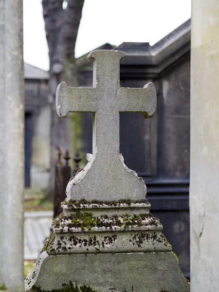 Gamla namnlösa gravsten på kyrkogården — Stockfoto