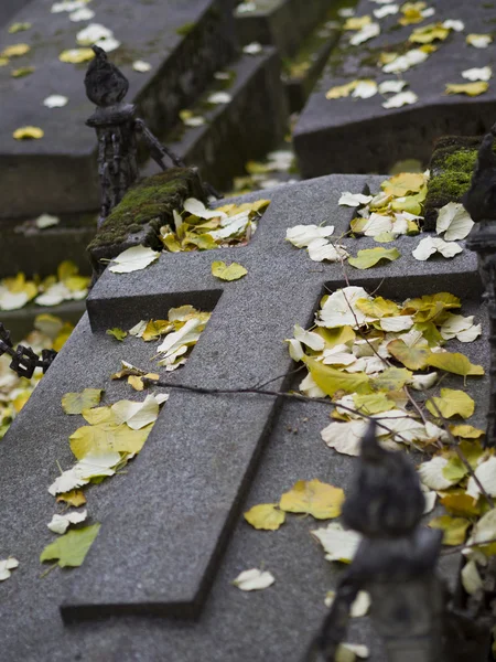 Vieja lápida sin nombre en el cementerio —  Fotos de Stock