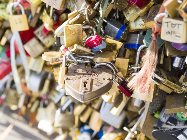 Love locks in Paris bridge symbol of friendship and romance — Stock Photo, Image
