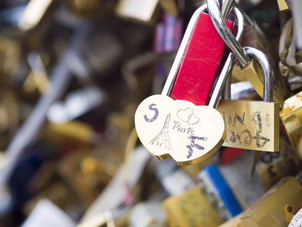 Kärlek lås i paris bridge symbol för vänskap och romantik — Stockfoto