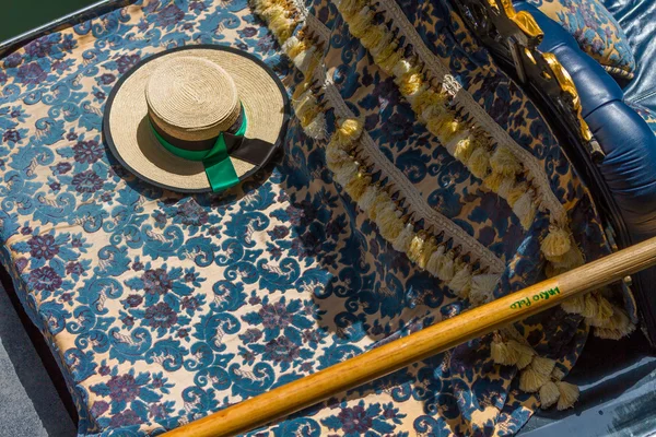 Focus on a gondola's hat in venice — Stock Photo, Image