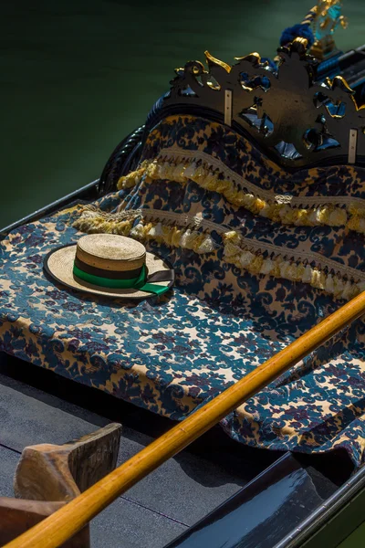 Zaměřit se na klobouk gondole v Benátkách — Stock fotografie