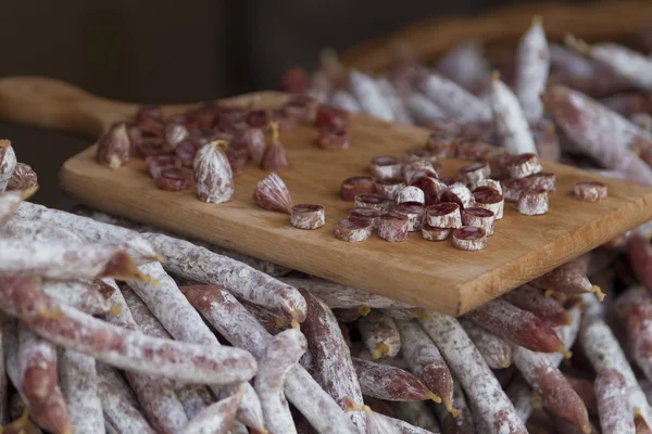 Traditionele Franse handgemaakte worst op de markt — Stockfoto