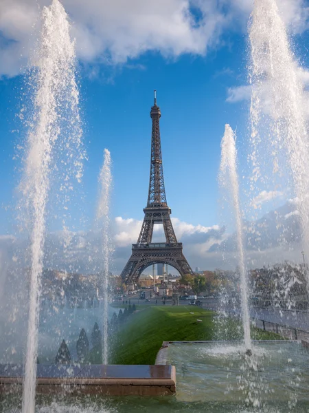 De Eiffeltoren is een van de meest herkenbare bezienswaardigheden in th — Stockfoto