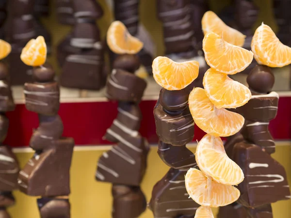 Fruit skewer and chocolate — Stock Photo, Image