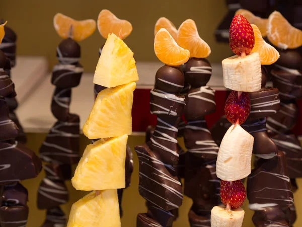 Brochette de fruits et chocolat — Photo