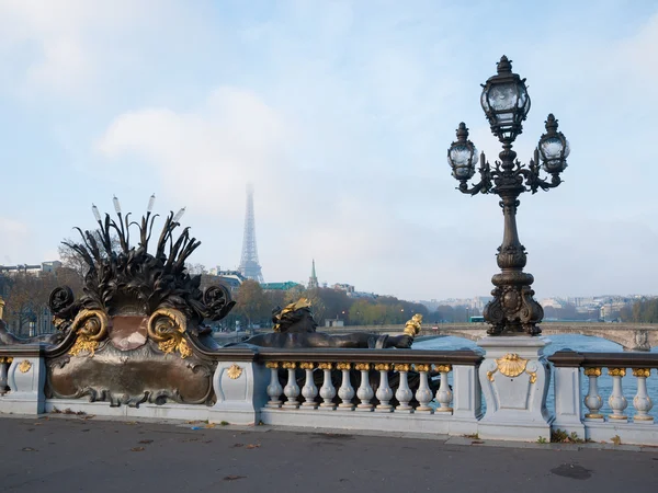 Street lantern on the Alexandre III Bridge against the Eiffel To — Stock Photo, Image