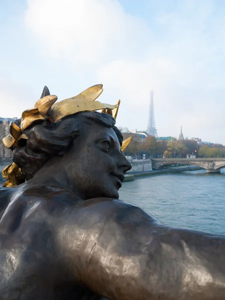 Street lantern on the Alexandre III Bridge against the Eiffel To — Stock Photo, Image