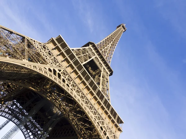 La torre Eiffel è uno dei punti di riferimento più riconoscibili della città. — Foto Stock