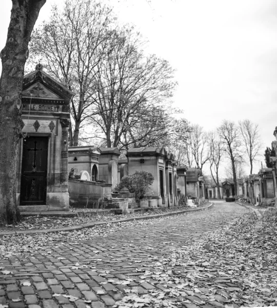 Vieja lápida sin nombre en el cementerio — Foto de Stock