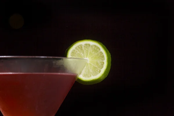 Cocktail fresco no fundo escuro — Fotografia de Stock
