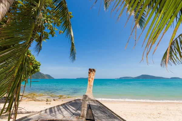 Tropisk strand på ön phuket — Stockfoto