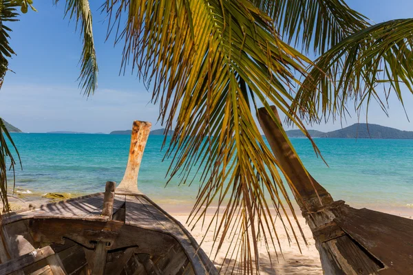 Tropisk strand på ön phuket — Stockfoto