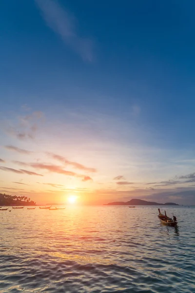 Schöner sonnenaufgang in rawai auf der insel phuket — Stockfoto