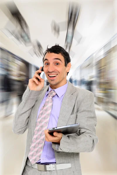 Hombre de negocios usando una mesa — Foto de Stock