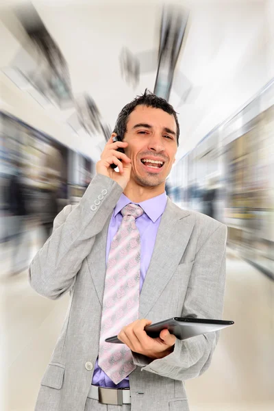 Hombre de negocios usando una mesa — Foto de Stock