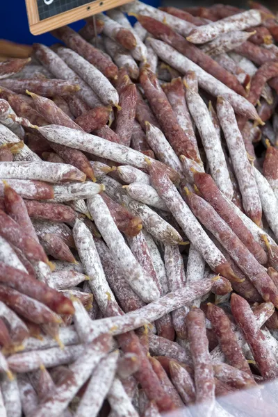 Salchicha tradicional francesa hecha a mano en el mercado —  Fotos de Stock