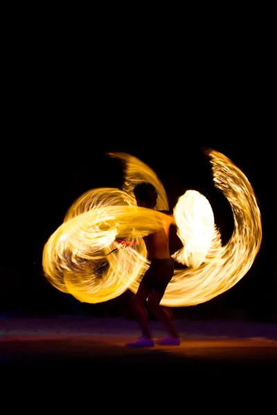 Spectacle de feu la nuit sur l'île de Phi Phi, Thaïlande — Photo