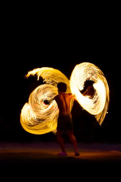 Spectacle de feu la nuit sur l'île de Phi Phi, Thaïlande — Photo