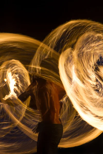 Spectacle de feu la nuit sur l'île de Phi Phi, Thaïlande — Photo