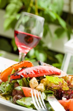 Masanın üzerine Yunan salatası