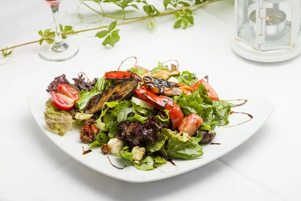 テーブルの上のギリシャ風サラダ — ストック写真
