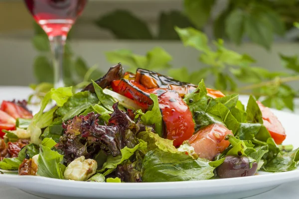 A táblázat a görög saláta — Stock Fotó