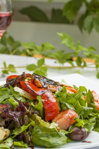 Griekse salade op tafel — Stockfoto