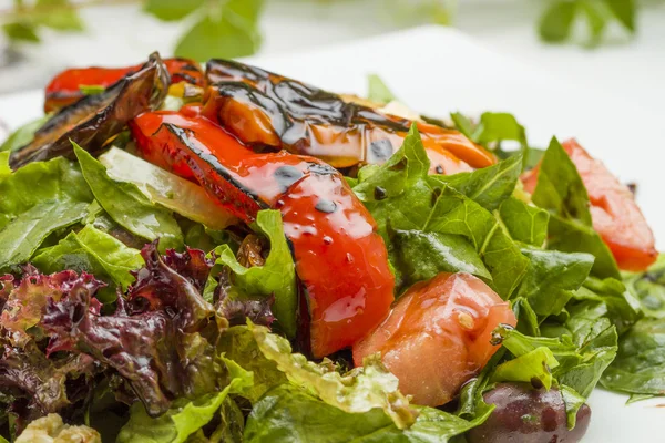 Греческий салат на столе — стоковое фото