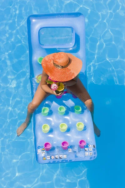 Una ragazza si rilassa in una piscina — Foto Stock