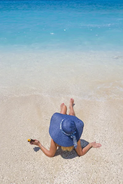 Kvinna på stranden — Stockfoto