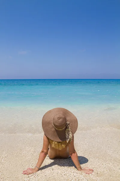 Vrouw op het strand — Stockfoto