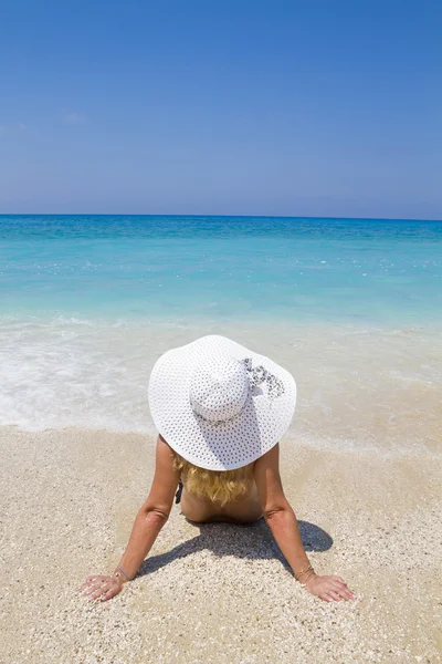 Mulher na praia — Fotografia de Stock