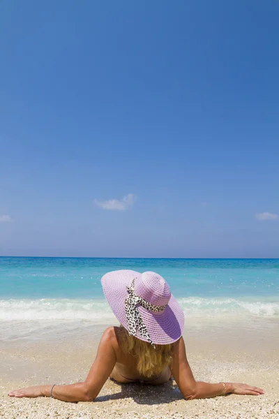 Donna sulla spiaggia — Foto Stock