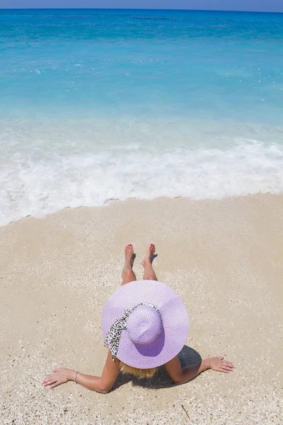 Mulher na praia — Fotografia de Stock