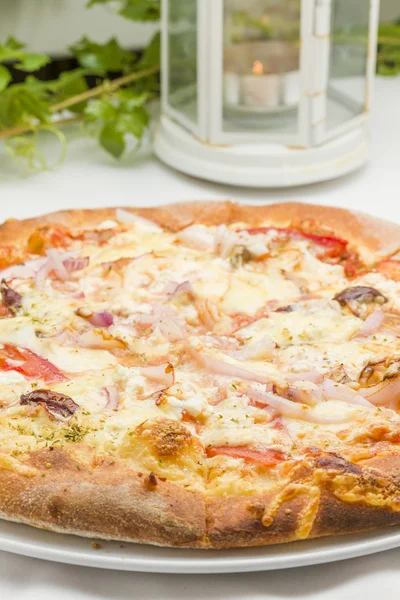Restoranda taze pizza — Stok fotoğraf
