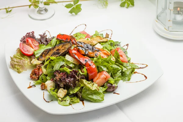 Salada grega na mesa — Fotografia de Stock
